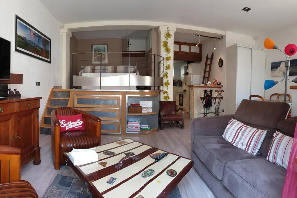 Apartment Loft Au Centre Ville, Calme, 200m De La